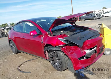 2024 Tesla Model Y Performance Dual Motor All-Wheel Drive z USA, uszkodzony, nr VIN 7SAYGDEF7RF105137